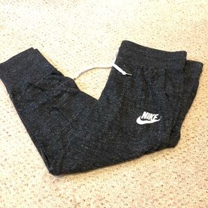 Dark gray Nike capris
